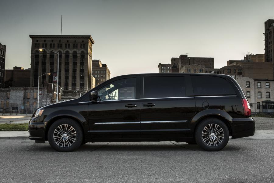  Chrysler Town & Country S 2013 года  (фото 11 из 12)